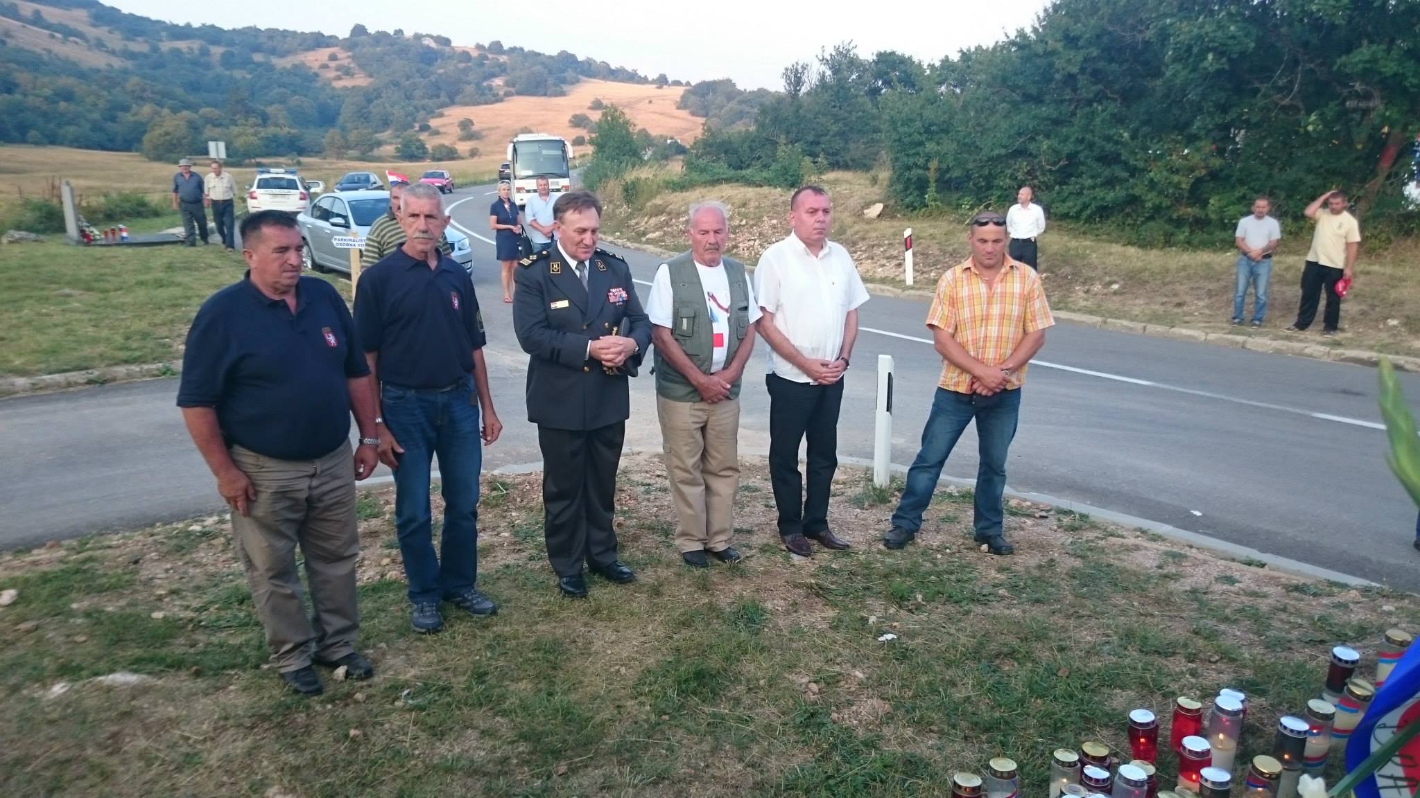 U povratku iz Knina načelnik glavnog stožera RH general zbora Drago Lovrić u pratnji brigadnih generala Frane Tomičića i Ivice Olujića zapalio svijeću na Ljubovu..