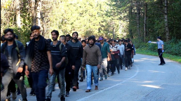 Migrantski kamp Blažuj: Masovna tučnjava među ilegalnim migrantima! Migrantski kamp Blažuj: Masovna tučnjava među ilegalnim migrantima!